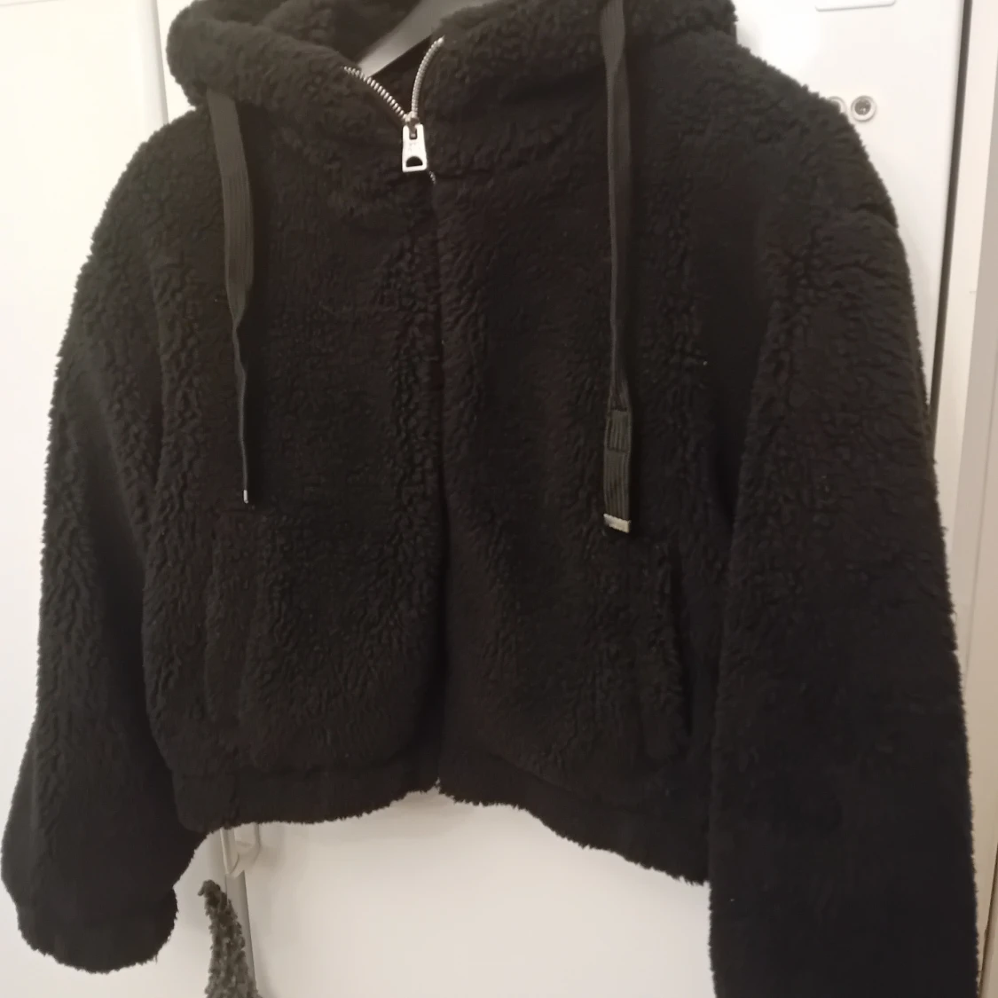 Svart teddyjacka med huva