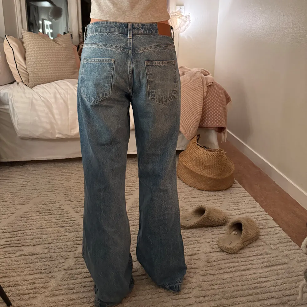 Säljer ett par snygga blå jeans som är liksom mer wide o straight, super hipp just nu. De är lågmidjade och har en klassisk femficksdesign med knapp och dragkedja fram. Perfekta för en avslappnad stil och passar till både vardag och fest. Sköna och trendiga!. Jeans & Byxor.