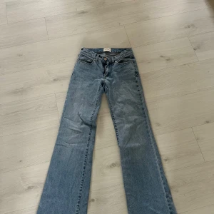 Blå jeans från Abrand Jeans - Säljer ett par snygga blå jeans från Abrand Jeans. De har en bootcut-stil och är i bra skick. 💗