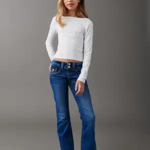 Säljer ett par nästan helt slutsålda snygga blå jeans från Gina Tricot i storlek 158 passar mig som är 1,65 och som har xs-s i jeans. De har en klassisk femficksdesign med dubbla knappar och dragkedja. Jeansen är i bra skick och har en skön passform som är perfekt för vardagsbruk. Perfekta för både skola och fritid!