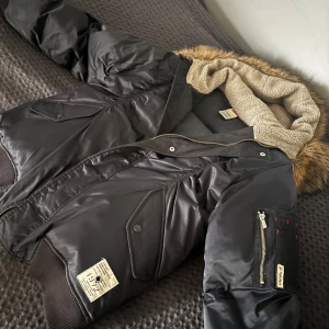Svart jacka från  Ecko Unltd. - Riktigt fet jacka från ecko untld. Storlek L men kan sitta bra om man har M också. Skickar gärna fler bilder på jackan o priset kan diskuteras.