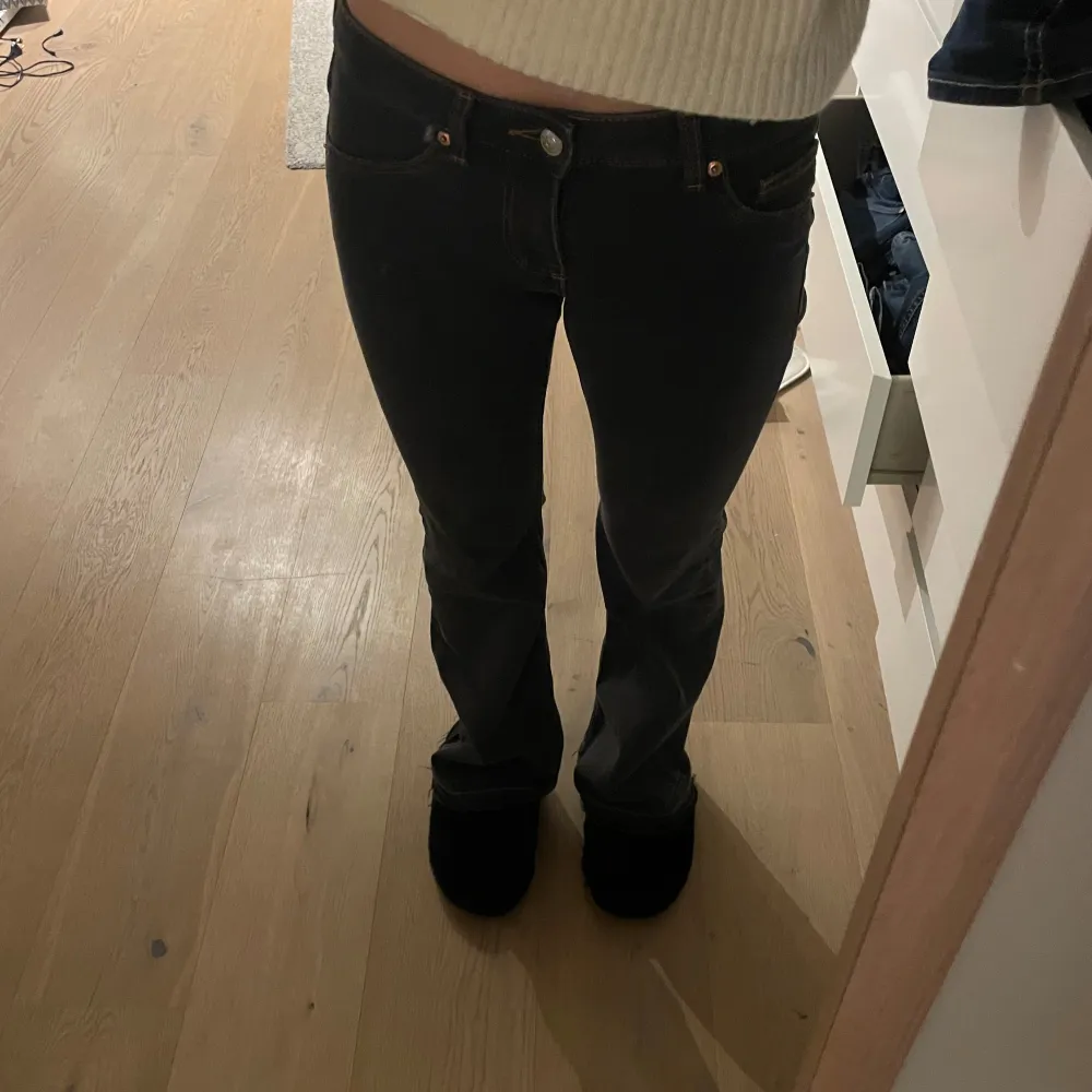 HELT NYA!! Säljer ett par svarta jeans från h&m i storlek 36. Midjemått: 37 cm Innebenslängden: 82 cm Skriv vid funderingar, frågor eller flera bilder . Jeans & Byxor.