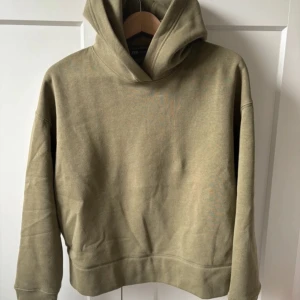 Khaki hoodie - Säljer en olivgrön hoodie i bra skick. Den har en klassisk design med en stor huva och långa ärmar. Perfekt för höst och vår när du vill ha något bekvämt och stilrent. Passar både till vardags och chillkvällar. SUPER ELEGANT OCH EXTREMT EFTERFRÅGAD!!