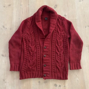 Cardigan  - Tja!  Säljer denna sköna cardigan i unik färg! Den saknar en knapp längst upp men inget som stör. Vid minsta fråga eller fundering hör av er 🤝