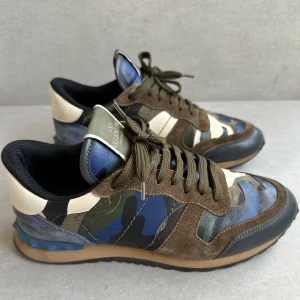 Valentino Rockrunner - ett par sjukt feta och riktigt eftertraktade rockrunners || perfekta nu till vintern || strlk 39, kan passa 40 || skicket är 9/10 ( riktigt fint ) || vid köp medföljer box, 2 dustbags, extra skosnören, lapp, kuvert || hör av er vid intresse!