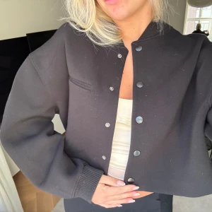 Jacka - En jacka från Zara, oversized fit så passar xs-M, använd ett fåtal gånger! Fint skick ❤️  Håller på att flytta så säljer mycket saker, kika gärna på min profil!!