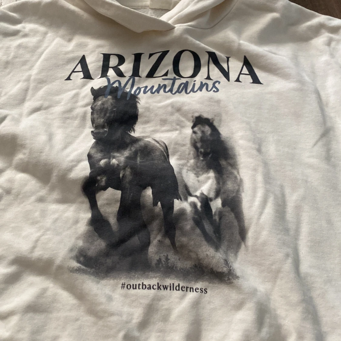 Vit hoodie från KappAhl med Arizona-tryck - 92