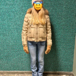 Fay dunjacka beige med päls - Säljer denna jättefina beiga Fay jackan. Jackan är köpt i Italien för cirka 3 år sedan och kostar i nyskick 12 000 kr. Den är i storlek XL men eftersom det är italienska storlekar är den relativt liten och passar mig som vanligtvis är S. Jackan är i mycket bra skick och är inte sönder någonstans. Den är mycket varm och passar perfekt som vinter/höst jacka!🩷🩷🇮🇹