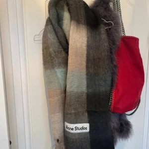 halsduk Acne Studios exakt liknelse  - Fluffig halsduk acne 