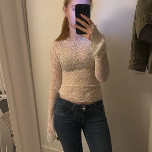 Vit spetsblus - Säljer en superfin vit spetsblus med långärmade ärmar. Den är tight och perfekt för både vardag och fest. Den är helt oanvänd! 😃