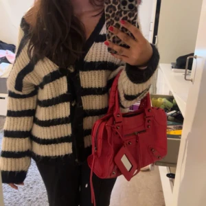 Snygg randig kofta  - Mysig och oversized randig kofta i beige och svart. Den har en v-ringad design med knappar framtill och långa ärmar. Perfekt för höst och vinter, och den är superenkel att matcha med olika outfits. Perfekt för en avslappnad stil! Storlek L!! Men är fint oversized på mig som har S/M ☺️☺️