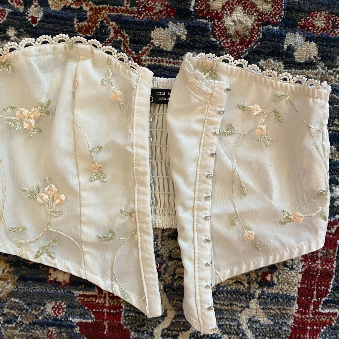 Vit broderad korsett! - 91