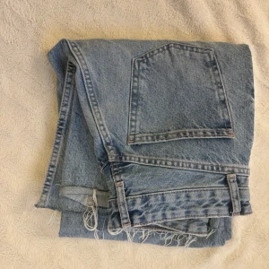 Zara blåa jeans  - Zara ljusblåa jeans i deras raka modell 💖 De är nästan oanvända och köpta för 500