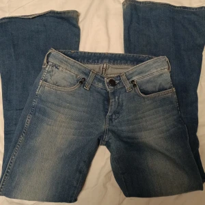 Blå jeans från Wrangler - Super fint skick, köpta på vinted men säljer då de är för korta och för små.   Storleken angiven är 26 i midjan men är mer en 24/25 (31/32 cm)  Priset går att diskutera och kom gärna med frågor privat! 💕