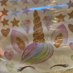 Klistermärken med enhörningstema - Ett ark 30x30cm med färgglada klistermärken/väggdekoration i enhörningstema. Innehåller stjärnor, hjärtan, diamanter och en enhörningshorn i glittrande guld. Perfekt för att dekorera anteckningsböcker eller vägg. 🦄✨