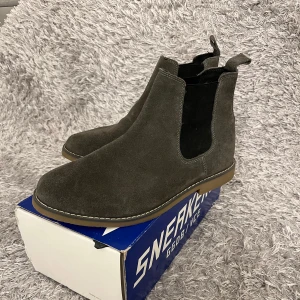 Chelsea boots - Säljer mina helt nya Chelsea boots då dom ej passa mig så bra! | Storlek 41 men passar uppemot 42! | Ställ gärna frågor!