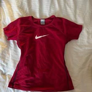 Vintage Nike Topp - Säljer denna vintage nike topp i bra skick! 💗 PM för fler bilder!