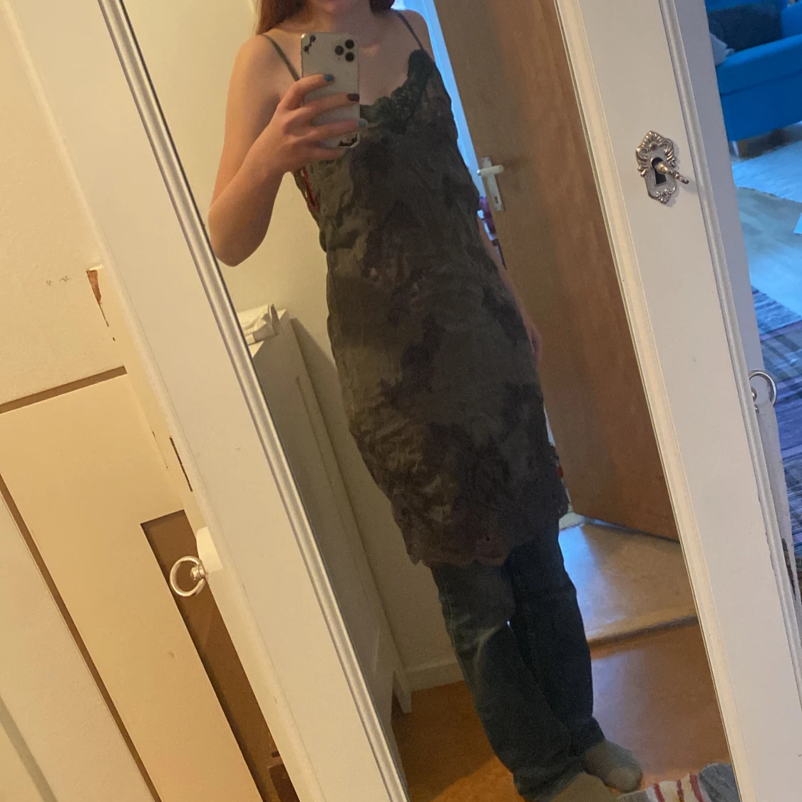 Mörkgrå spetsklänning - 92