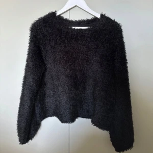Svart fluffig tröja - Mysig svart fluffig tröja 🖤