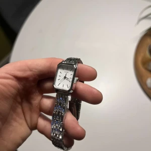 Vintage silverklocka - Silverklocka med vintage look. Helt nytt batteri