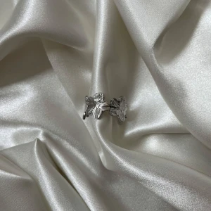 Ester ring  - 45kr/st, gjord i rostfritt stål vilket innebär att den inte tappar färg eller gör fingrarna gröna samt går att justera så den passar alla fingrar  🫶🏼