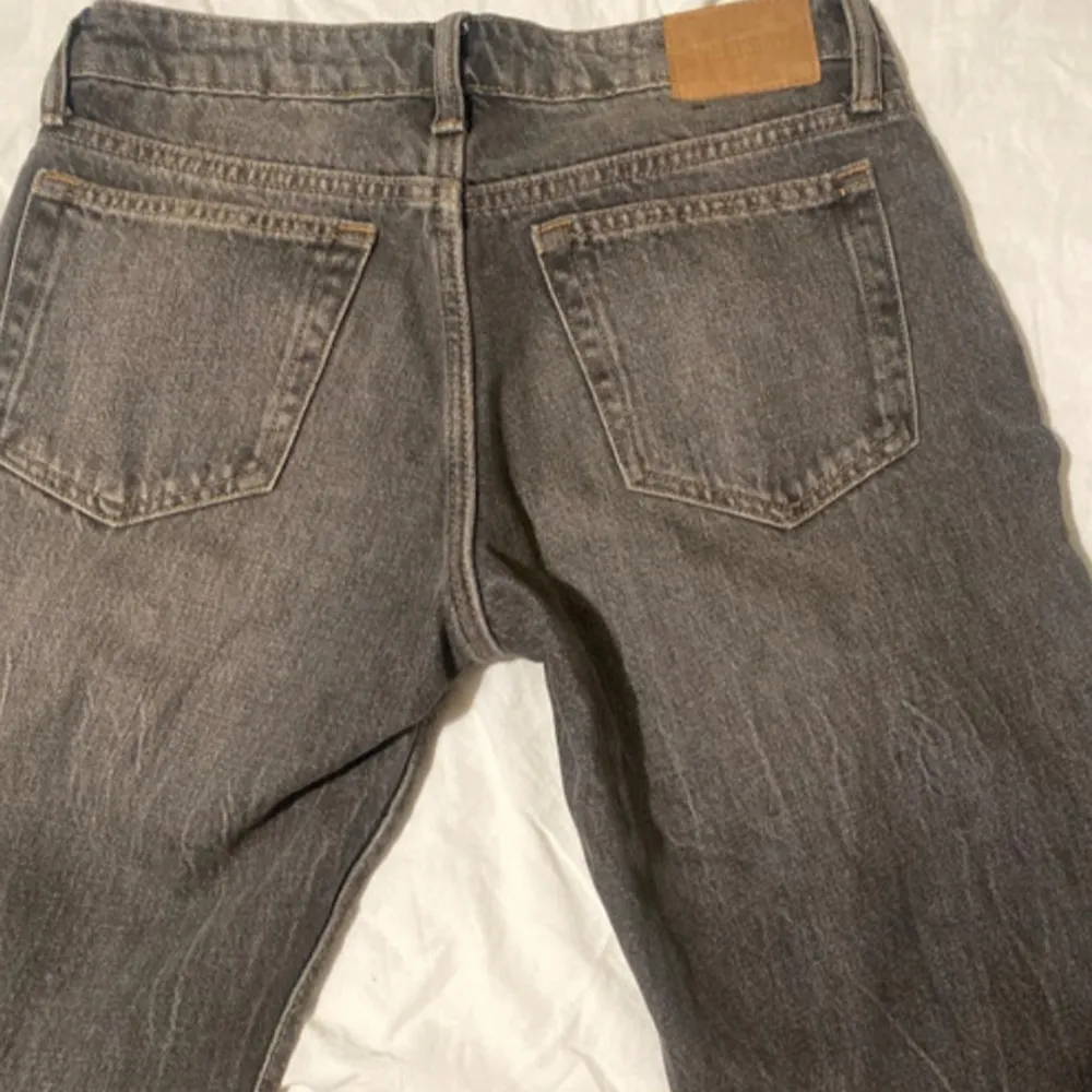 Jätte fina gråa low waist jeans från weekday, knappt använda, inga tecken på användning. Midjemått 35, innerbenslängd 72.. Jeans & Byxor.