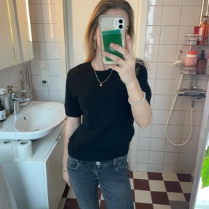 Kortärmad stickad tröja - Svart kortärmad stickad tröja från hm. Super skön och super snygg, nästan aldrig använd. 🖤