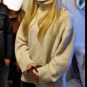 Beige stickad polotröja  - Jättemysig beige stickad polotröja från hm💗💗