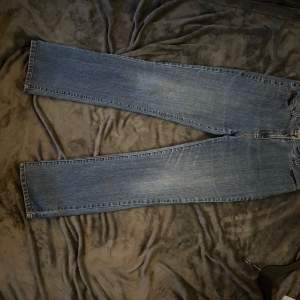 Säljer ett par klassiska blå jeans från Coppedge Wear. De har en straight passform och är i bra skick. Perfekta för vardagsbruk med snygga detaljer på bakfickorna. Passar till alla säsonger och är ett måste i garderoben!