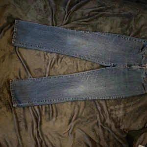 Blå jeans från Coppedge Wear - Säljer ett par klassiska blå jeans från Coppedge Wear. De har en straight passform och är i bra skick. Perfekta för vardagsbruk med snygga detaljer på bakfickorna. Passar till alla säsonger och är ett måste i garderoben!