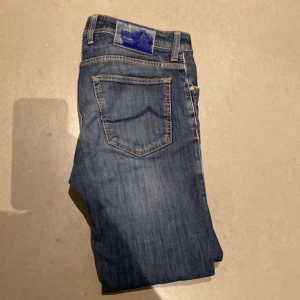 Jacob Cohen jeans - Säljer ett par snygga blå jeans från Jacob Cohen. Jenasen är i nyskick 9/10. Dem är i populära modellen 622, och är i storlek 34.
