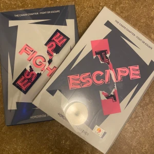 The Chaos Chapter: Fight or Escape - Säljer albumet 'The Chaos Chapter: Fight or Escape' med massor av coola tillbehör! Inkluderar CD, fotokort, klistermärken och affischer med färgglada och kreativa designer. Perfekt för fans av Tomorrow X Together. Albumet har en unik stil med rosa och blå teman och är i toppskick. Missa inte chansen att äga detta fantastiska samlarobjekt!