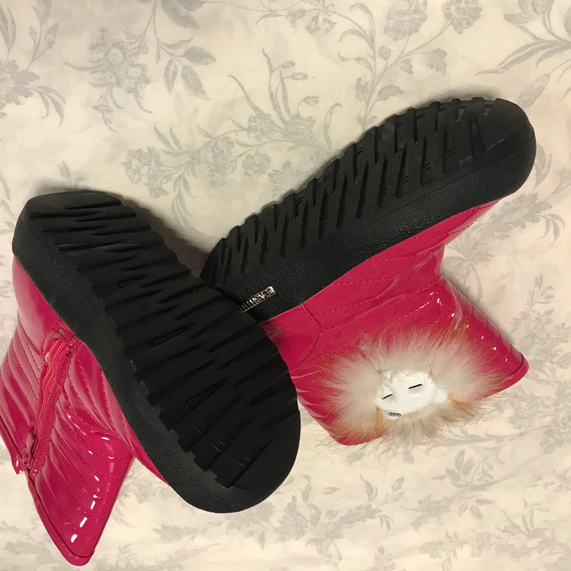 Rosa glansiga vinterstövlar med pälsdetalj - 90