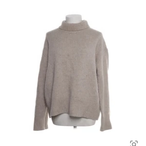 Beige polotröja från & Other Stories - Säljer en supermysig beige polotröja från & Other Stories. Perfekt för kyliga dagar med sin stickade design och långa ärmar. Tröjan har en avslappnad passform och ribbade detaljer vid ärmslut och nederkant. Hör av er vid frågor🩷
