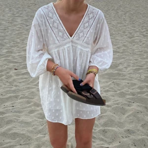 Klänning - Kort V ringad klänning från zara med 3/4 arm. Använd endast fåtal ggr. 