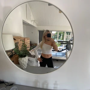 Tröja men en arm  - Jättefin topp men kommer tyvärr inte till användning. Kan användas både till fest och vardag. Bra skick!!