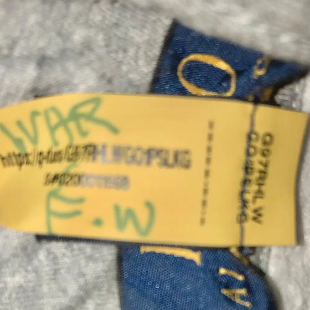 Säljer en grå Ralph lauren hoodie med dragkedja och huva. Den har en liten fläck på ärmen och text på lappen men är annars i bra skick. Stl: 10-12 år. Tröjor & Koftor.