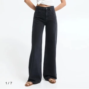 Vida grå jeans från pull&bear - Grå jeans storlek 32 med vida jeans som passar perfekt för någon omkring 1.60cm! Aldrig använda och i perfekt skick! 