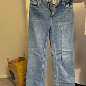 Blå jeans i bra skick - Säljer ett par klassiska blå jeans i bra skick. De har en straight passform och är perfekta för vardagsbruk. Jeansen har en traditionell femficksdesign och är tillverkade i ett slitstarkt denimtyg. Perfekta för både vår och höst!