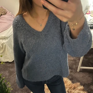Mysig blå stickad tröja - Säljer en supermysig och skön blå stickad långärmad tröja med v-ringning🫶