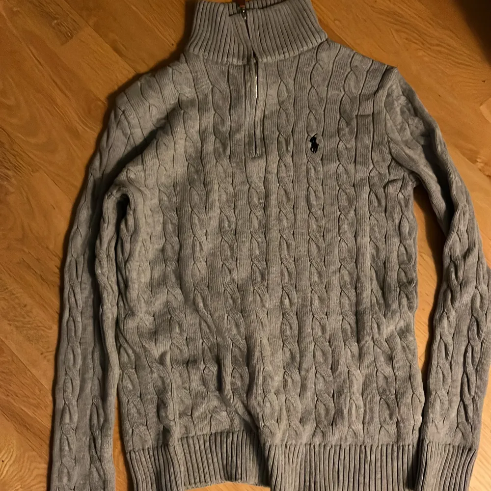 Ralph lauren full zip som är i riktigt fint skick! Storlek m stickad grå. Tröjor & Koftor.