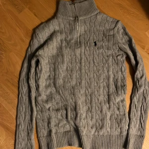 Ralph lauren - Ralph lauren full zip som är i riktigt fint skick! Storlek m stickad grå