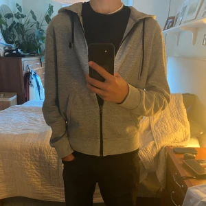 Ralph Lauren zip - Riktigt fin Ralph Lauren zip i nyskick, storlek S herr Inga defekter eller fläckar, alltså ett väldigt bra pris. Den passar också bra!