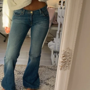 Blå bootcut jeans från Lee - Säljer ett par snygga blå bootcut jeans från Lee. Skit snygga säljer endast för att de är lite för små i midjan  , köpte dom för 999kr säljer för 300kr
