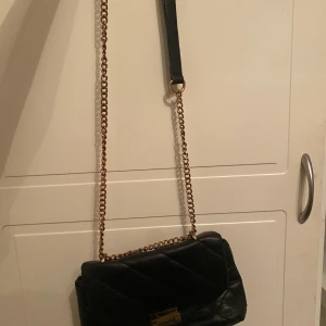 svart väska  - Svart väska 