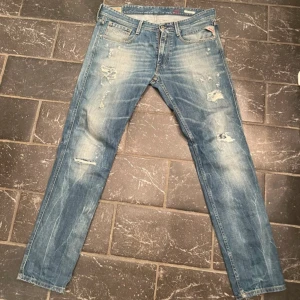 Replay anbass - Sköna replay jeans i mycket bra skick med fina slitningar.   Storlek:34/32 