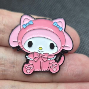 Söt Pin - My Melody  - Söt My Melody Pin, mått på den är: 3.4×3.1cm. ✨️Titta igenom alla mina upplagda & köp fler saker i Bundle för att spara på frakten & få allt du köpt i ett & samma paket✨️ För att köpa med Bundle så får du först trycka i "Köp med bundle" sedan väljer du ut allt du vill köpa för att få allt på samma frakt = Billigare 👌 Om du däremot köper fler varor i olika köp blir det egen frakt för varje köp. Önskar du swisha mej, meddela mej vad du vill köpa så ordnar vi det 👌