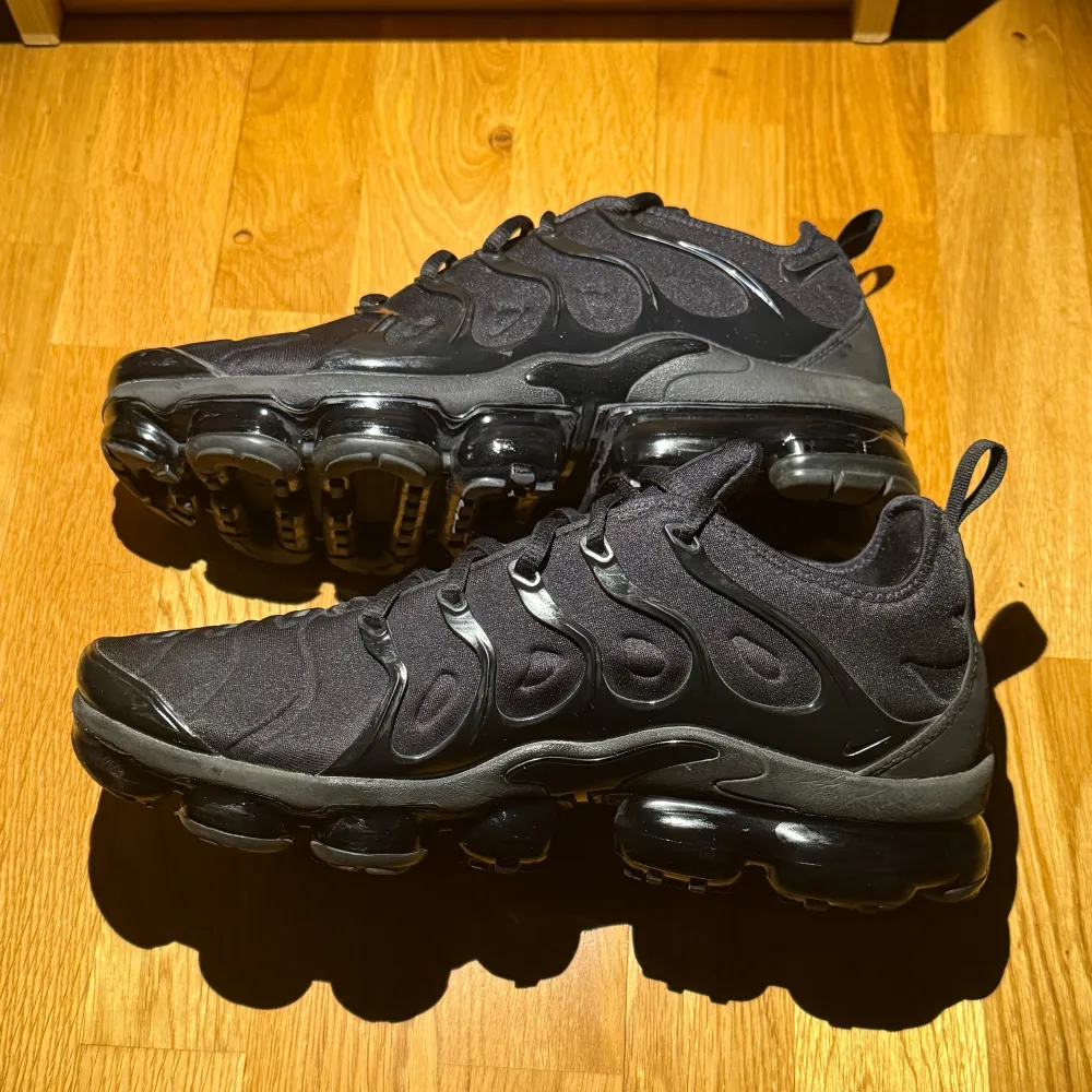 Tja! Säljer ett par svarta Nike Vapormax stl.44,5, men passar mig med storlek 42/43, sneakers i nyskick, knappt använda, (syns på glansen). Perfekta för både träning och vardagsbruk. Kommer i originalkartong. Kvitto medföljes. Vill gärna sälja de så pris diskuteras!. Kengät.