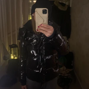 Jacka Calvin Klein - Säljer en snygg svart pufferjacka från Calvin Klein. Inga defekter! Små i storleken så skulle säga att den passar som xs och s! Köpt för 2900 och inga tecken på användning! 