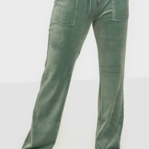 Gröna mjukisbyxor - Säljer mina fina juicy couture mjukisbyxor. Dem är i fint skick och har använts sparsamt. Tryck ej på köp nu!💕